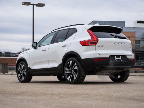 Certified 2025 Volvo XC40 B5 Ultra w/ Climate Package image 5