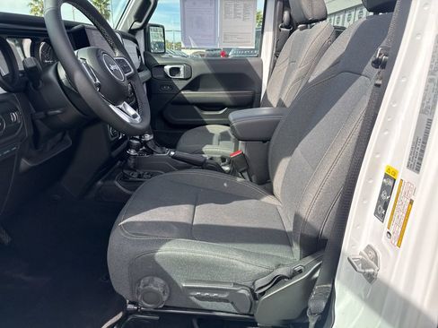 Certified 2025 Jeep Wrangler Unlimited Sahara w/ Safety Group image 15