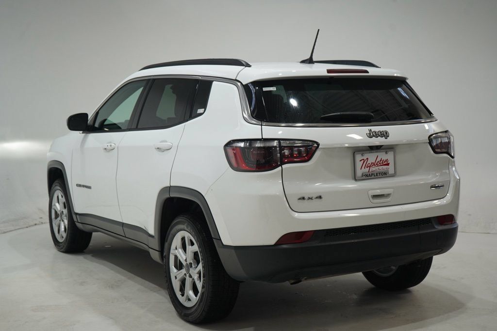 Used 2023 Jeep Compass Latitude w/ Sun and Sound Group AWD/4WD image 5