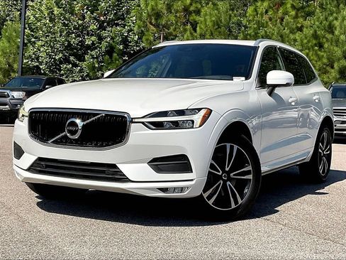 Used 2021 Volvo XC60 T5 Momentum w/ Premium Package FWD image 2