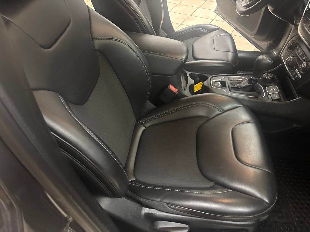Used 2019 Jeep Cherokee Latitude Plus w/ Cold Weather Group AWD/4WD image 33
