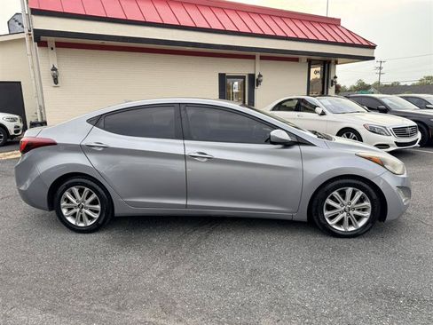 Used 2015 Hyundai Elantra SE w/ Option Group 02 FWD image 4