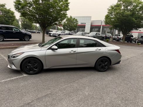 Used 2021 Hyundai Elantra SEL w/ Convenience Package FWD image 4