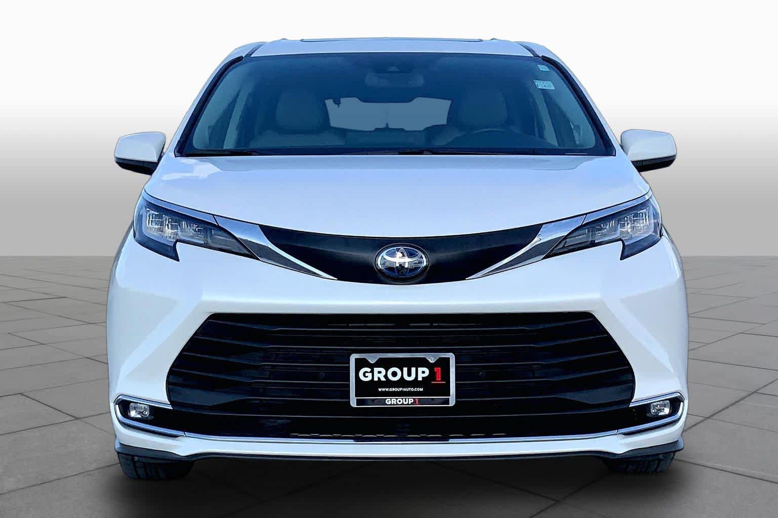 Used 2021 Toyota Sienna XLE w/ XLE Plus Package FWD image 4
