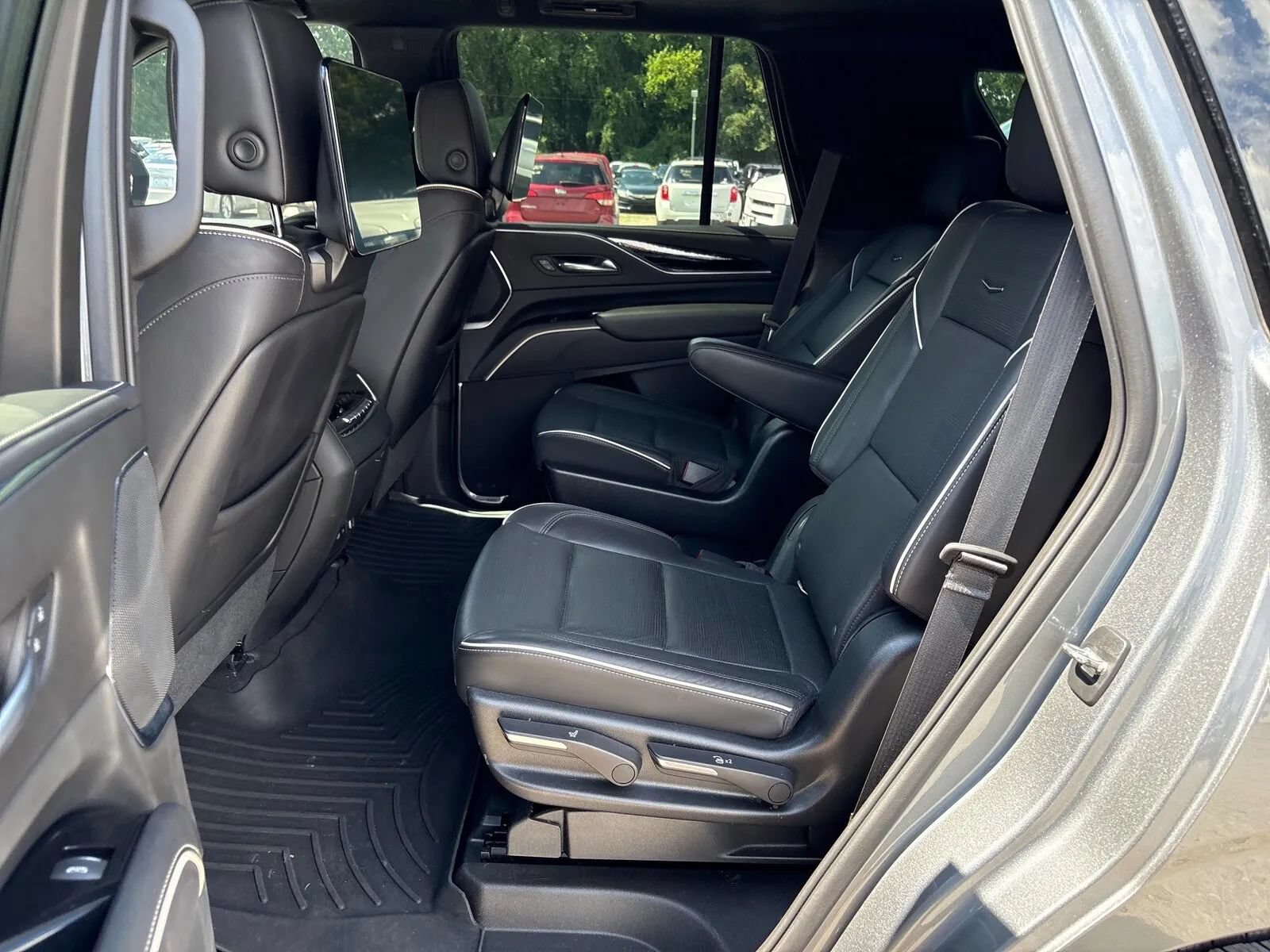 Used 2021 Cadillac Escalade Sport w/ Heavy-Duty Trailer Package AWD/4WD image 11