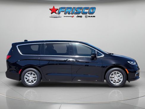 New 2026 Chrysler Pacifica Select image 8