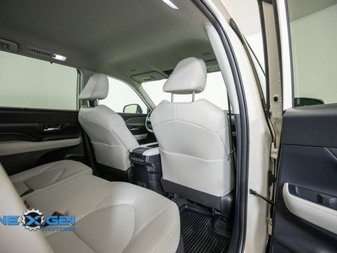 Used 2024 Toyota Grand Highlander AWD image 36