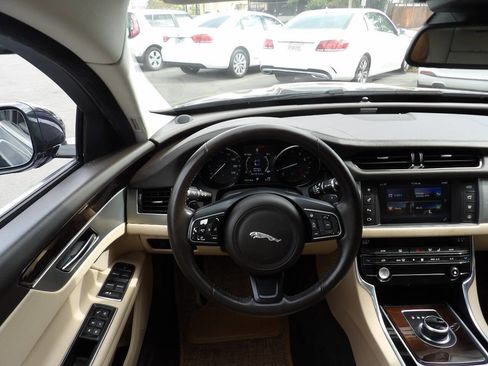 Used 2017 Jaguar XF Prestige image 5