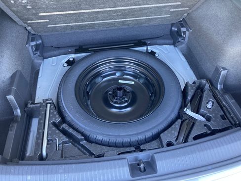 Certified 2024 Volkswagen Tiguan SE image 13