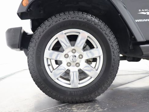 Used 2017 Jeep Wrangler Sahara w/ Connectivity Group image 28