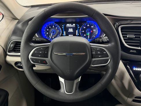 Used 2017 Chrysler Pacifica Touring image 15