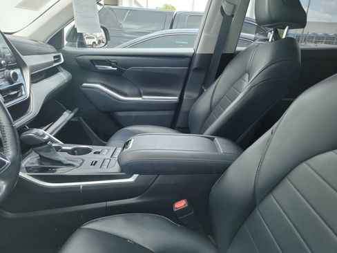 Certified 2021 Toyota Highlander XLE AWD/4WD image 9