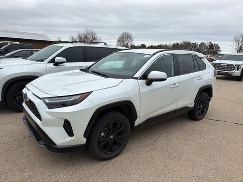 Used 2024 Toyota RAV4 SE image 3