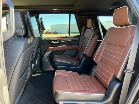 Used 2023 GMC Yukon Denali Ultimate AWD/4WD image 4