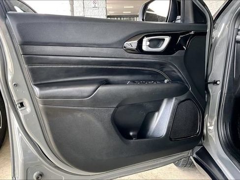 Used 2023 Jeep Compass Latitude AWD/4WD image 17