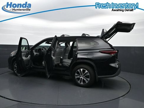Used 2024 Toyota Highlander XLE AWD/4WD image 43