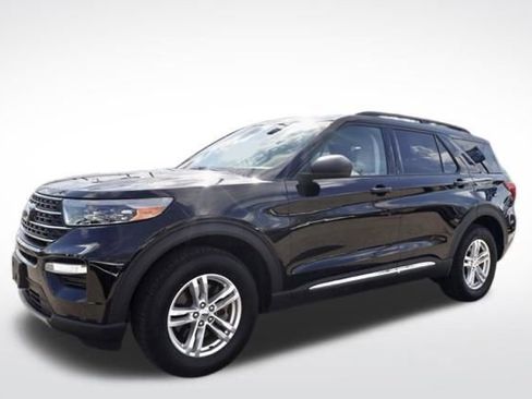 Used 2022 Ford Explorer XLT w/ Equipment Group 202A image 4