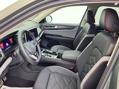 Used 2025 Volkswagen Atlas Peak Edition SE AWD/4WD image 18