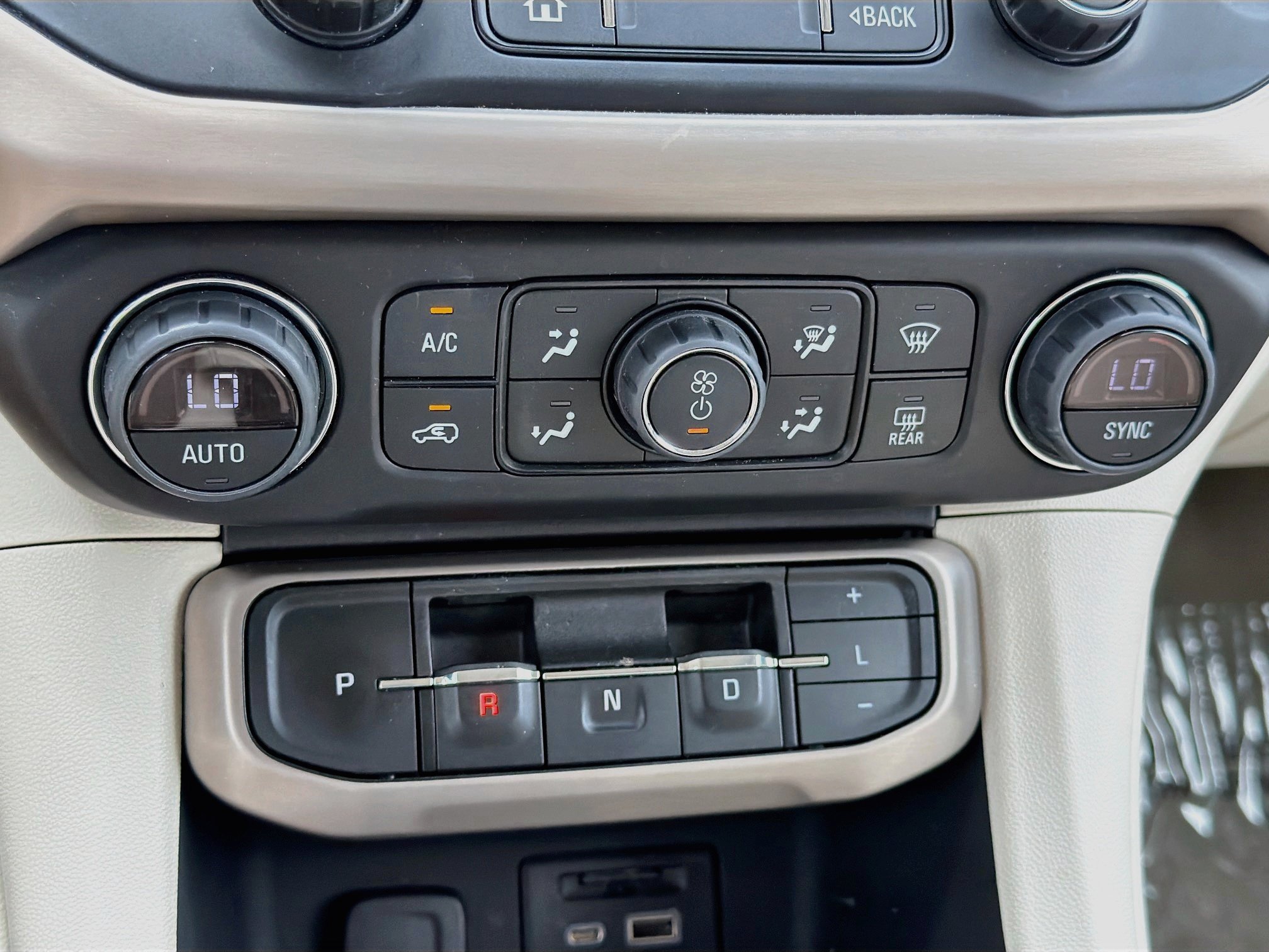 Used 2022 GMC Acadia Denali w/ Denali Ultimate Package FWD image 35