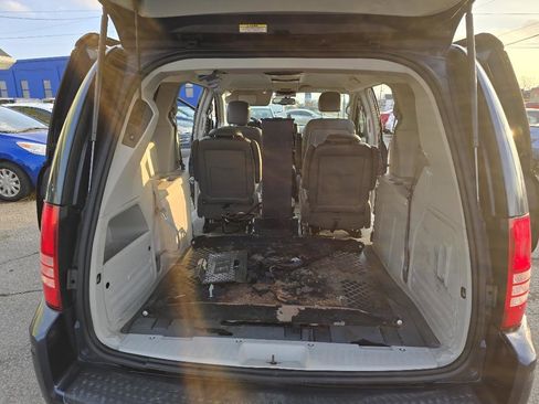 Used 2008 Chrysler Town & Country Touring image 12