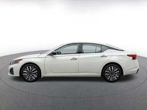 Used 2025 Nissan Altima 2.5 SV FWD image 4