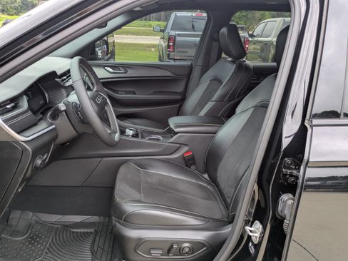 Used 2024 Jeep Grand Cherokee L Altitude RWD image 7