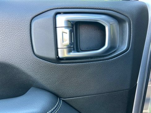 Used 2020 Jeep Gladiator Overland AWD/4WD image 26