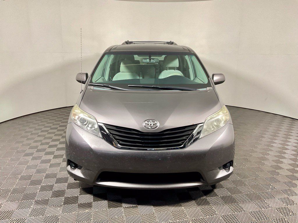 Used 2013 Toyota Sienna LE w/ Towing Pkg FWD image 5