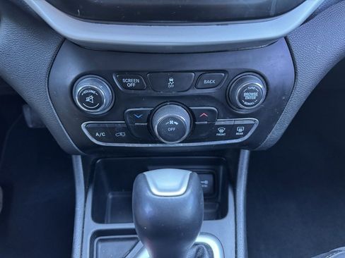 Used 2018 Jeep Cherokee Latitude Plus image 12