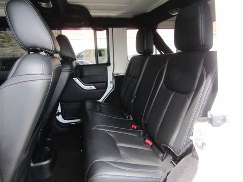 Used 2014 Jeep Wrangler Unlimited Rubicon w/ Connectivity Group AWD/4WD image 10