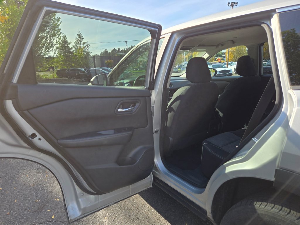 Used 2024 Nissan Rogue SV AWD/4WD image 16