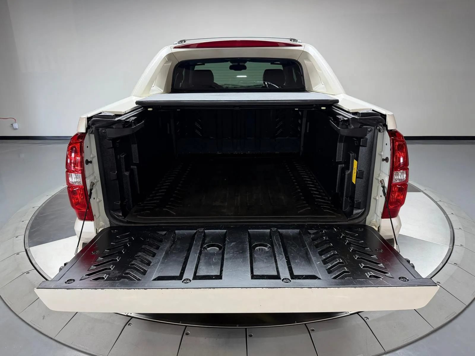 Used 2013 Chevrolet Avalanche LTZ RWD image 13