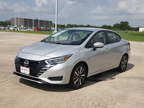 Used 2025 Nissan Versa SV FWD image 9