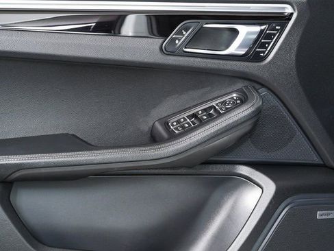 Certified 2019 Porsche Macan image 6