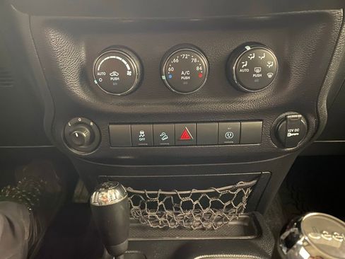 Used 2016 Jeep Wrangler Unlimited Rubicon w/ Connectivity Group AWD/4WD image 20