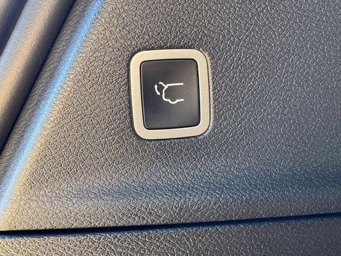 Used 2025 Chrysler Pacifica Select image 21