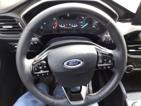 Used 2022 Ford Escape SE w/ SE Sport Appearance Package image 16