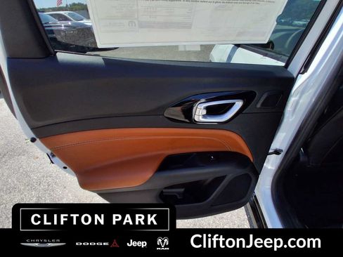 Certified 2025 Jeep Compass Limited w/ Elite Group AWD/4WD image 12