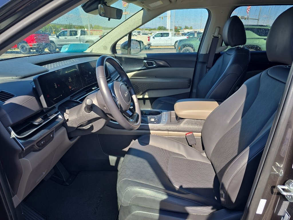 Used 2025 Kia Carnival FWD image 9