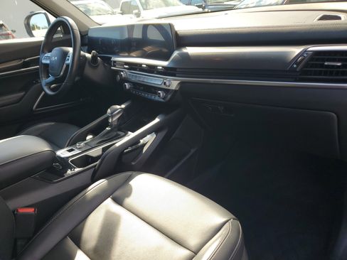 Used 2024 Kia Telluride LX image 17