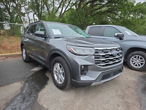 Used 2025 Ford Explorer Active w/ Active Comfort Package RWD image 2