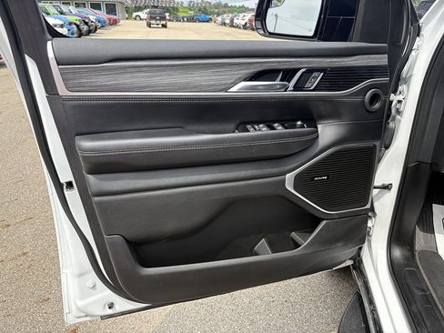 Used 2023 Jeep Wagoneer Series II w/ Rear Seat Video Group 1 AWD/4WD image 29