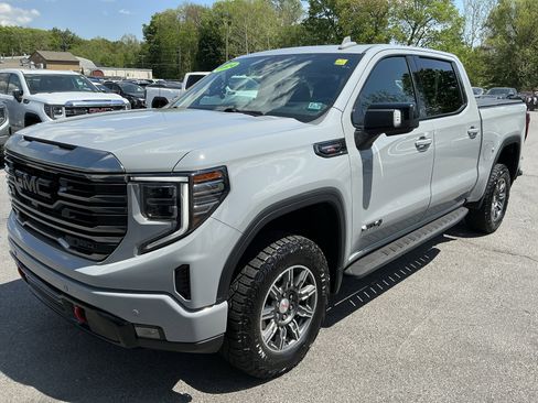 Used 2024 GMC Sierra 1500 AT4 w/ Technology Package AWD/4WD image 7