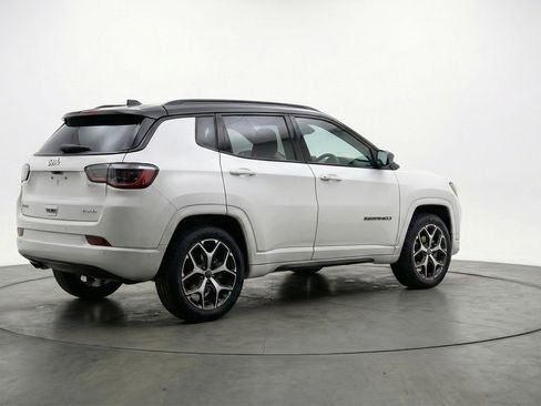 Used 2025 Jeep Compass Limited image 9
