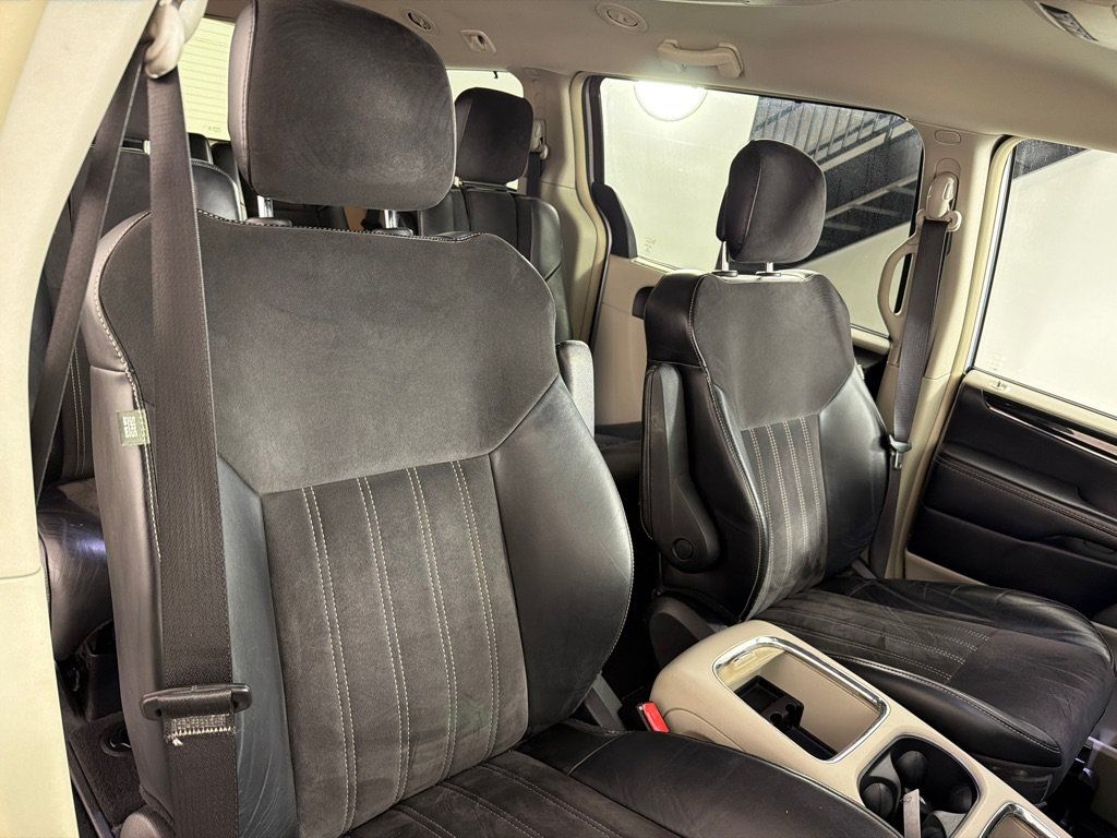 Used 2014 Chrysler Town & Country Touring-L FWD image 23