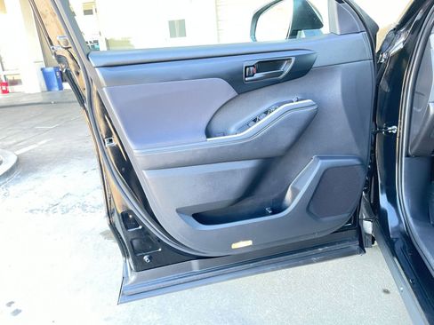Used 2025 Toyota Highlander LE image 18