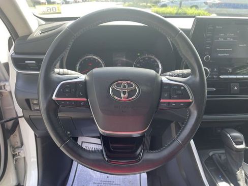 Used 2021 Toyota Highlander LE AWD/4WD image 15