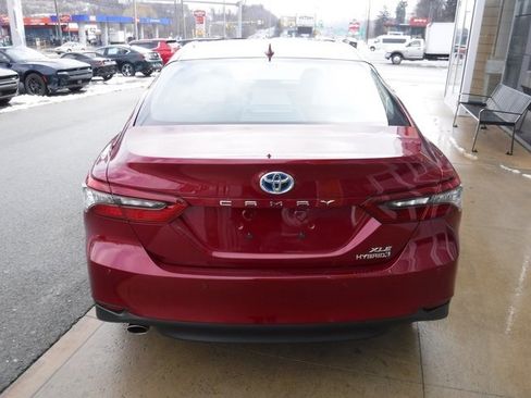 Used 2022 Toyota Camry XLE w/ Navigation Upgrade Package image 12