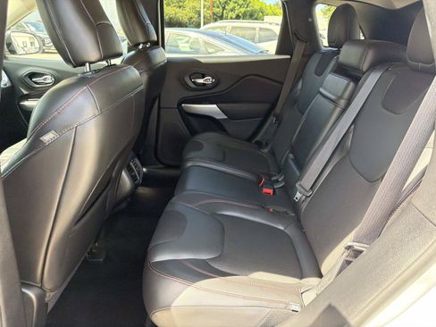 Used 2018 Jeep Cherokee Trailhawk AWD/4WD image 11