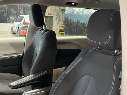 Used 2022 Chrysler Voyager LX FWD image 19